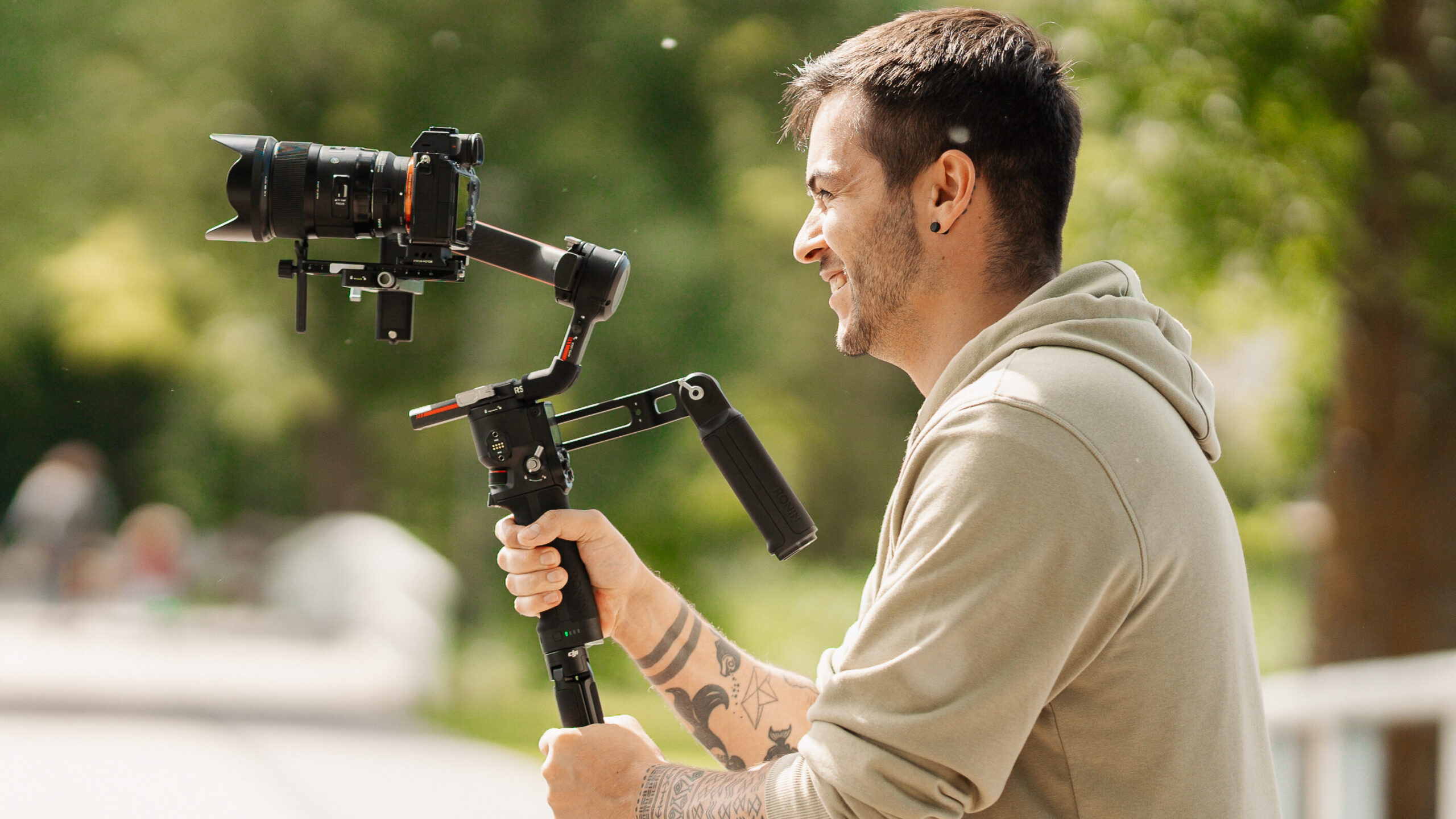 Ein Mann hält eine Kamera auf einem Gimbal.