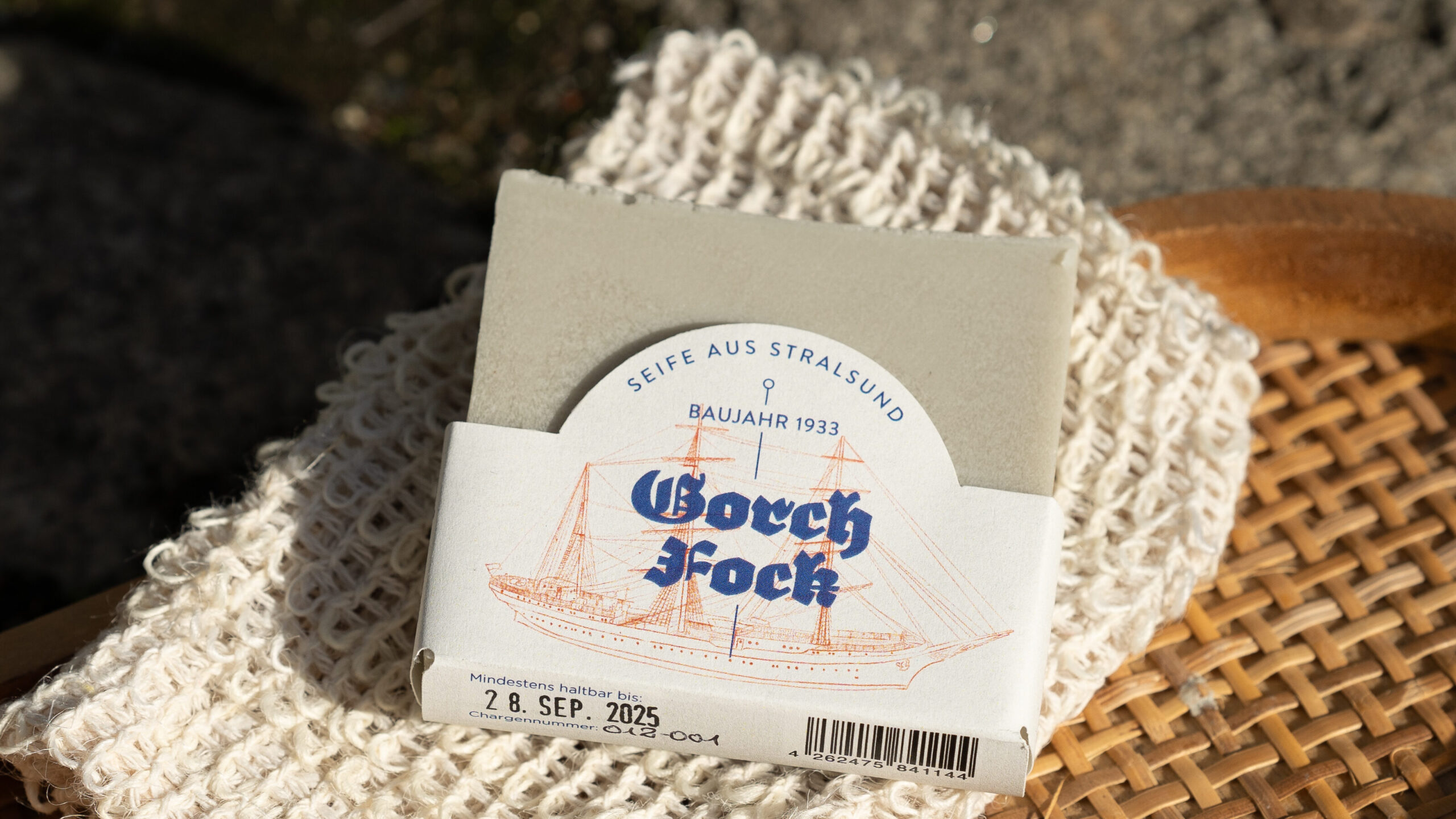 Eine Seife mit der Aufschrift Gorch Fock liegt auf einem Seifensäkchen